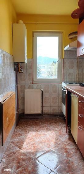 Apartament cu 3 camere, mobilat în Florilor