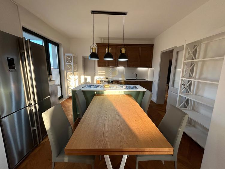 Apartament cu 4 camere circular, mobilat în Central