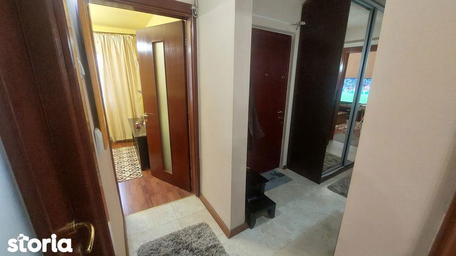 Apartament cu 3 camere decomandat, mobilat în Rovine