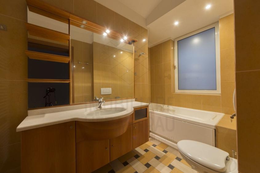 Apartament cu 4 camere semidecomandat, mobilat în Primăverii