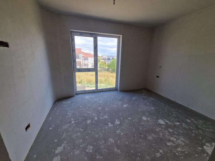 Duplex cu 5 camere cu Canalizare în Iris