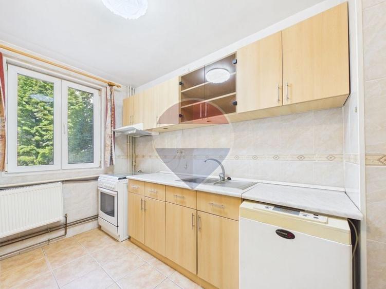 Apartament cu 3 camere decomandat, mobilat în Titan