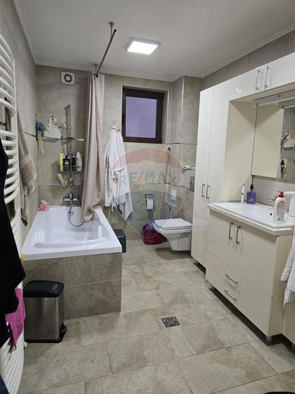 Casă individuală cu 7 camere cu Teren 545 Mp în Est