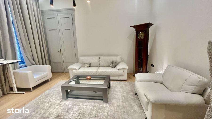 Apartament cu 3 camere semidecomandat în P-ța Victoriei