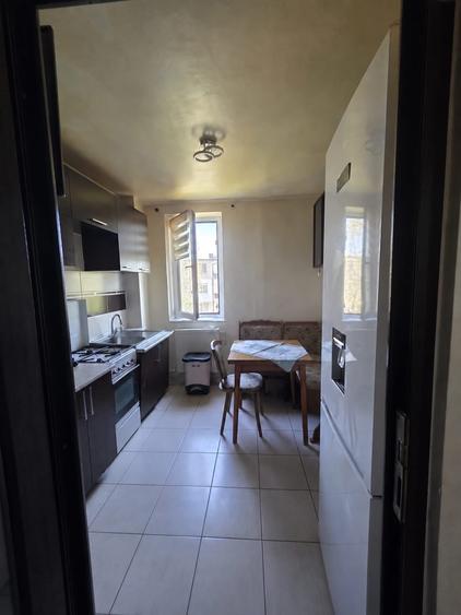 Apartament cu 3 camere semidecomandat în Far