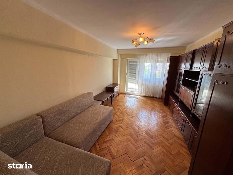 Apartament cu 3 camere decomandat în Carpați 2