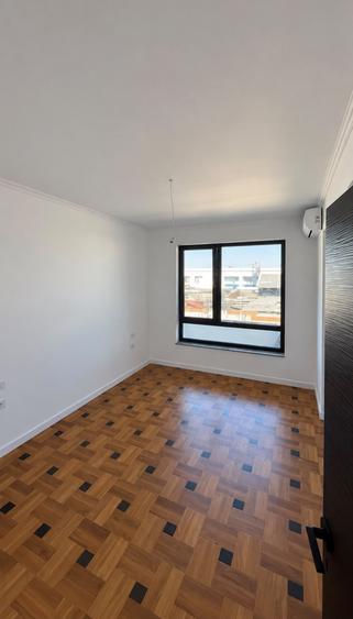 Penthouse cu 5 camere semidecomandat în Pipera