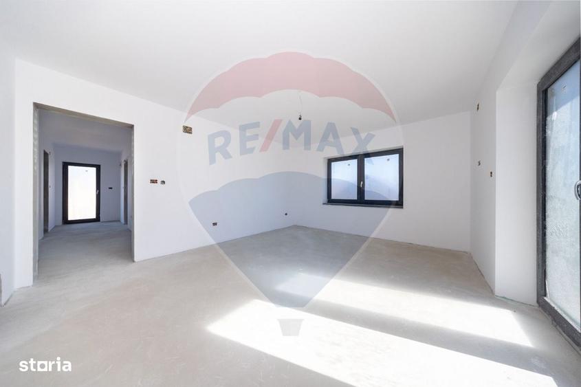 Casă cu 4 camere cu Teren 491 Mp în Noua
