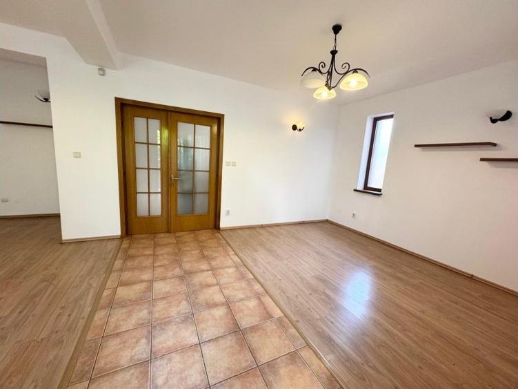 Casă cu 8 camere cu Teren 250 Mp în Tei