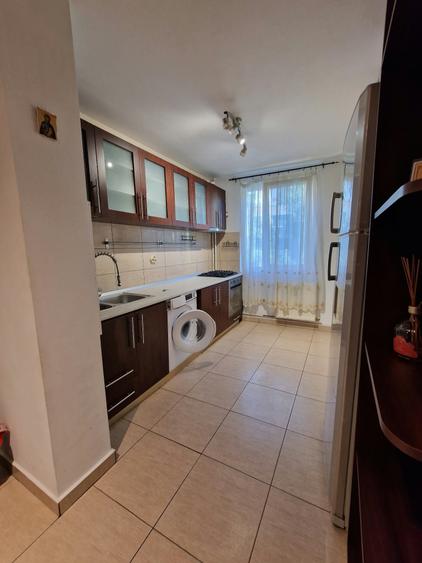 Apartament cu 3 camere semidecomandat în Brâncoveanu