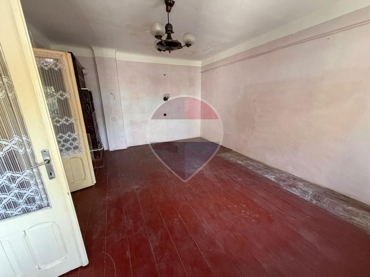 Casă individuală cu 5 camere cu Teren 653 Mp în Central