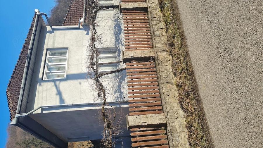 Casă cu 5 camere cu Teren 2 Mp în Laz