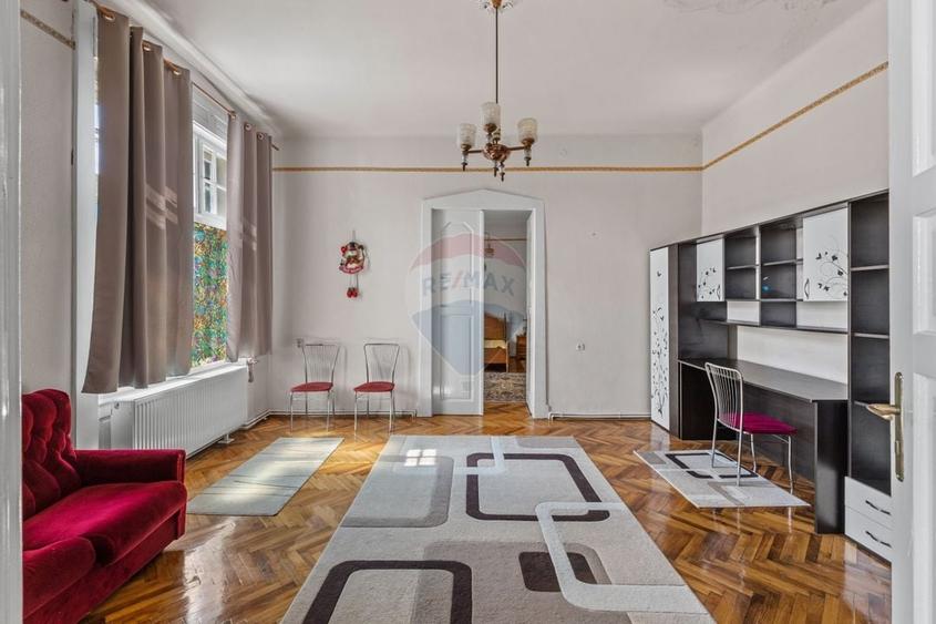 Apartament cu 3 camere semidecomandat, mobilat în Boul Roșu