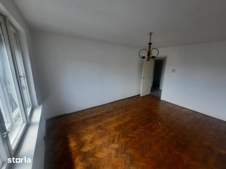 Apartament cu 4 camere în Semicentral