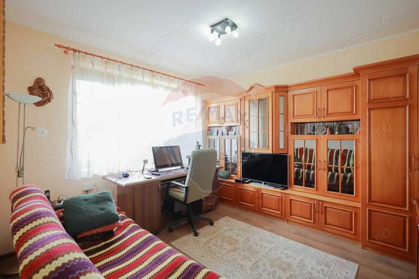 Casă cu 5 camere cu Teren 1000 Mp în Sânmartin