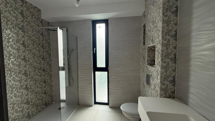 Duplex cu 10 camere cu Teren 500 Mp în Ostratu