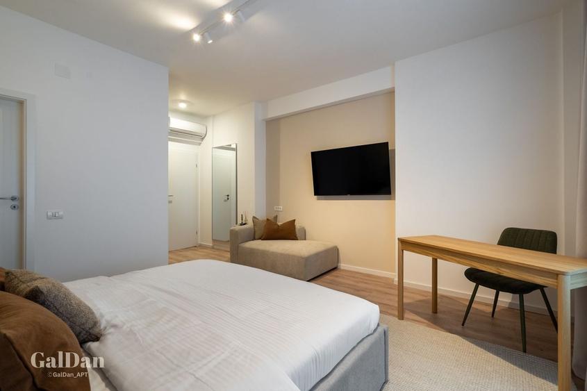 Apartament cu 4 camere semidecomandat, mobilat în P-ța Universității
