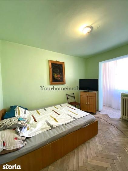 Apartament cu 3 camere semidecomandat în Craiovița Nouă