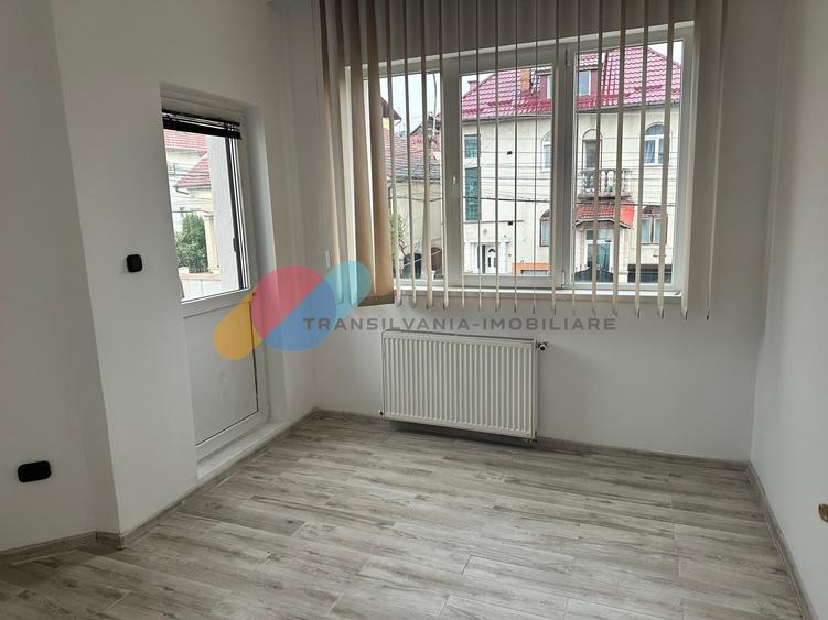 Casă individuală cu 7 camere cu Canalizare în Zorilor