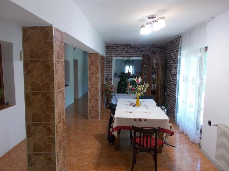 Casă cu 6 camere cu Teren 1600 Mp în Aradului