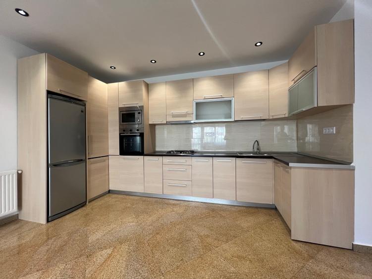 Apartament cu 3 camere decomandat, mobilat în Rahova