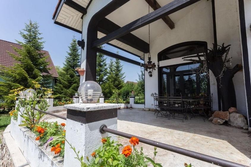 Casă individuală cu 5 camere cu Teren 4000 Mp în Izvorani