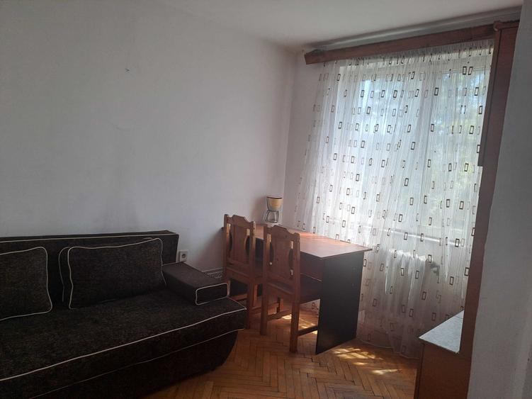 Apartament cu 3 camere decomandat în Complex Studențesc