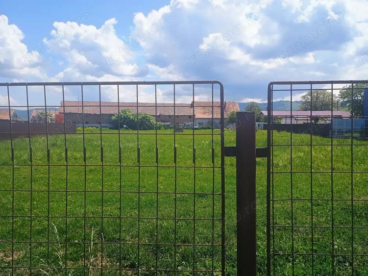 Teren de 4400 mp, în Cărpiniș