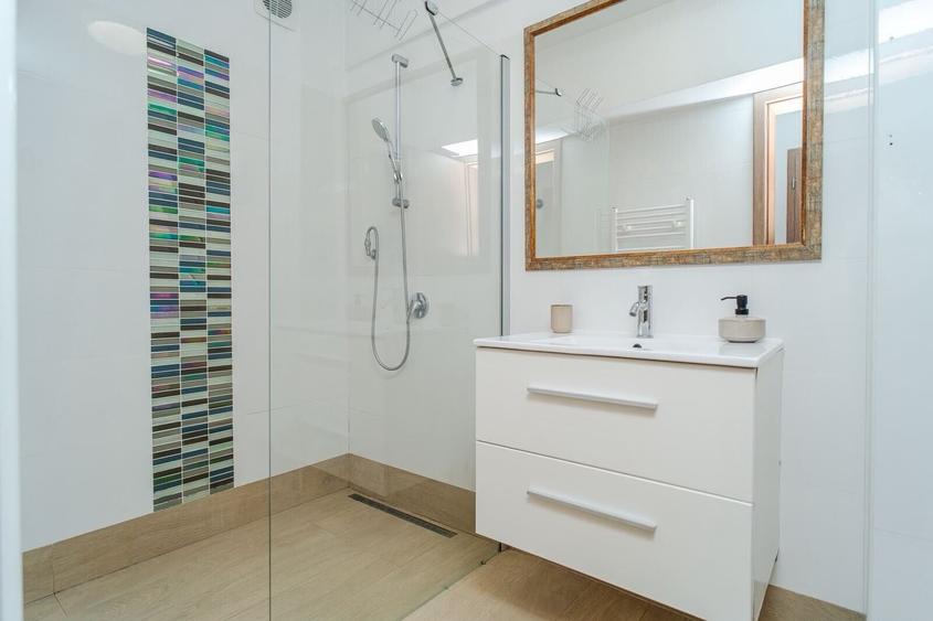 Apartament cu 3 camere semidecomandat, mobilat în Centru Civic