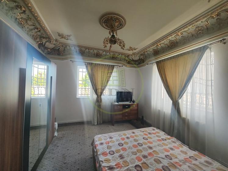 Casă individuală cu 10 camere cu Canalizare în Bariera Vâlcii