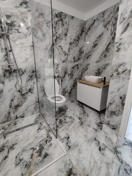 Apartament cu 3 camere semidecomandat în Florești