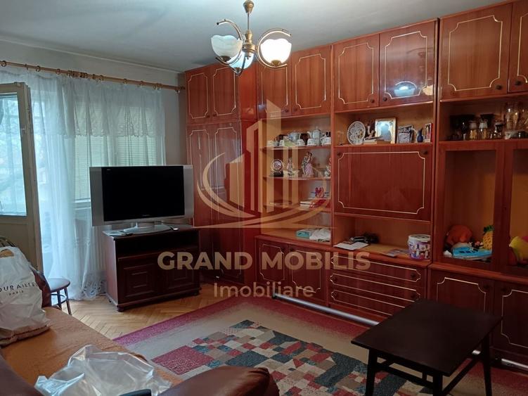 Apartament cu 4 camere decomandat în Dâmbovița