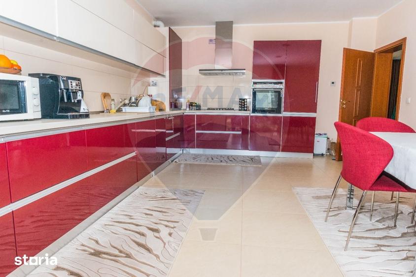 Casă cu 6 camere cu Teren 1071 Mp în Central