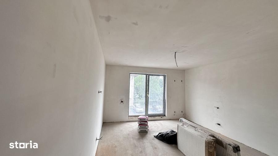 Apartament cu 3 camere decomandat în Tractorul