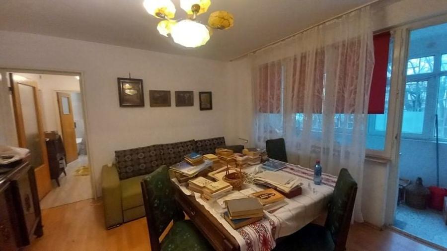 Apartament cu 3 camere semidecomandat în Obor
