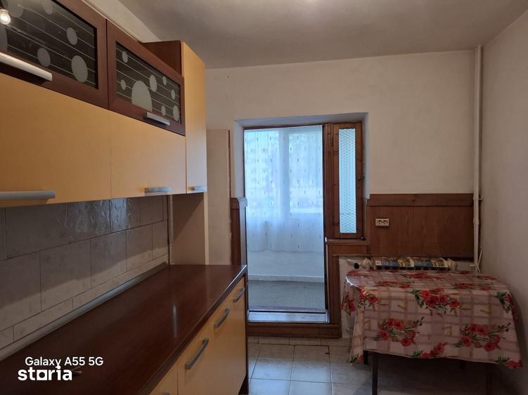 Apartament cu 3 camere decomandat în Tractorul