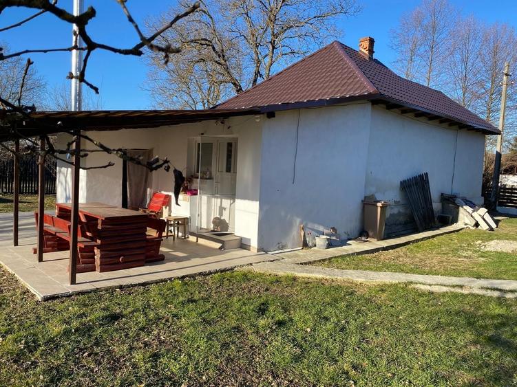 Casă cu 3 camere cu Teren 1008 Mp în Coșești