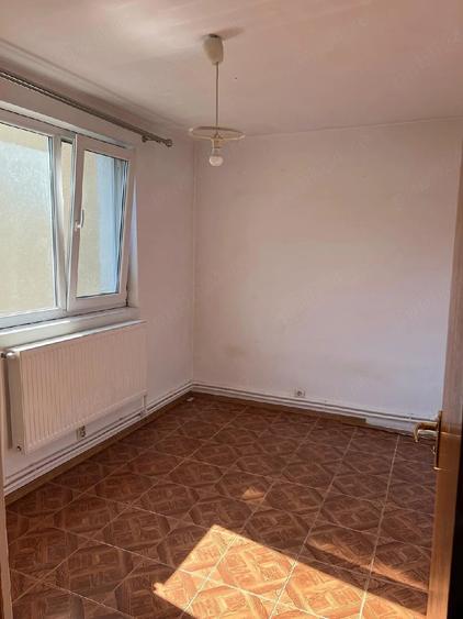 Apartament cu 3 camere semidecomandat în Ferentari