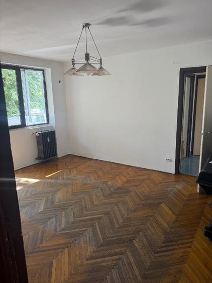 Apartament cu 3 camere semidecomandat în Iancului