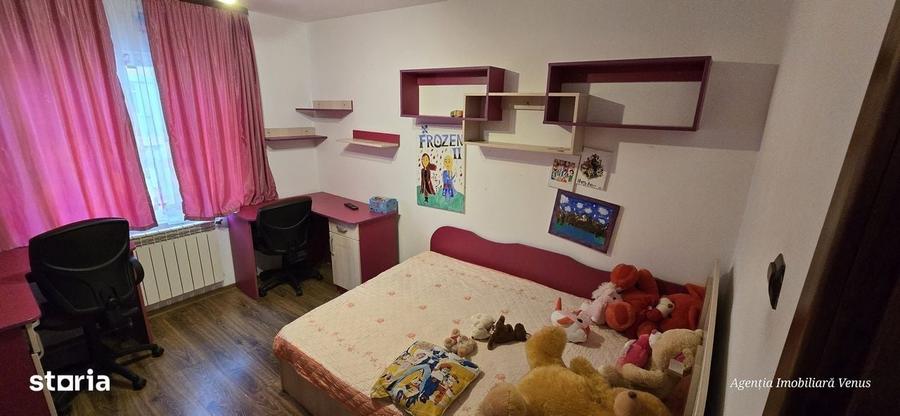 Apartament cu 4 camere decomandat în Central
