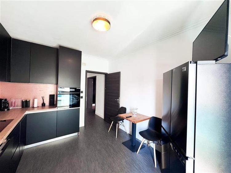 Apartament cu 4 camere decomandat în Tei