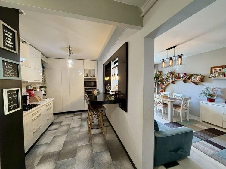 Apartament cu 4 camere decomandat în Răcădău