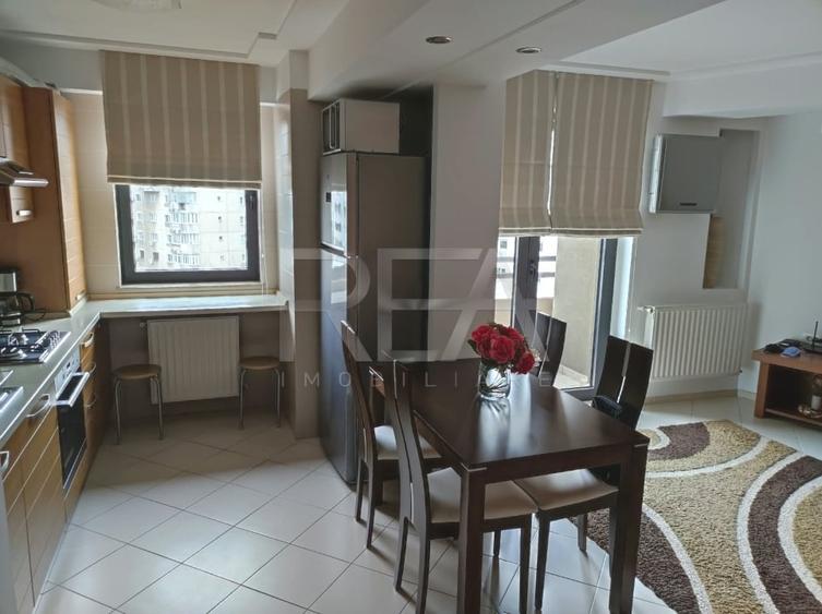 Apartament cu 3 camere semidecomandat, mobilat în Decebal