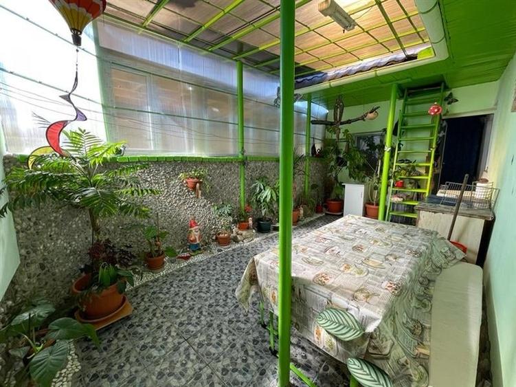 Casă cu 4 camere cu Garaj în Central
