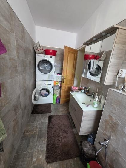 Casă individuală cu 5 camere cu Canalizare în Central