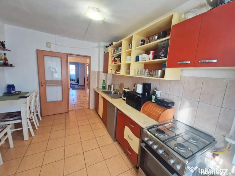 Apartament cu 4 camere decomandat în Central