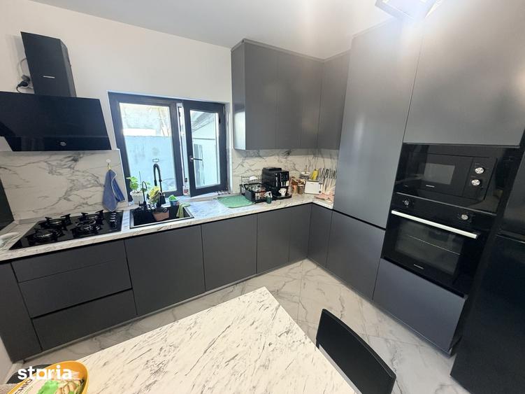 Casă cu 5 camere cu Teren 603 Mp în Glina