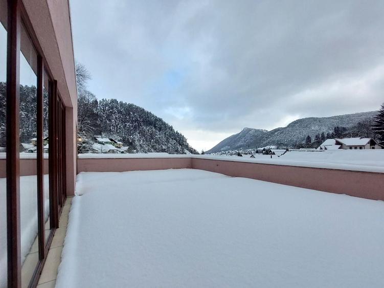 Penthouse cu 4 camere decomandat în Schei