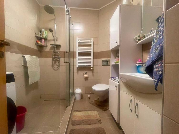 Apartament cu 3 camere decomandat în Sub Arini