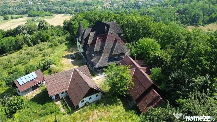 Casă cu 10 camere cu Teren 24700 Mp în Berchez